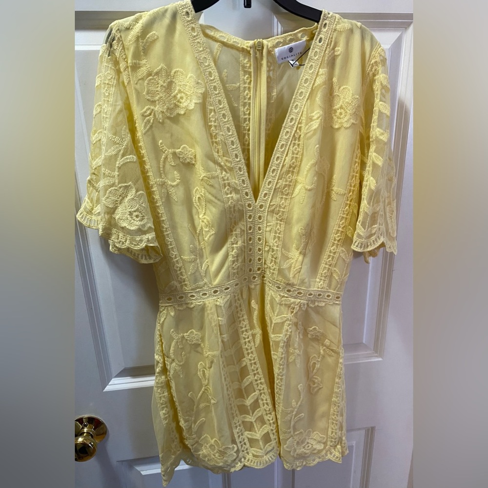 Socialite Plunging Lace Romper in Yellow Pastel - Picture 2 of 8